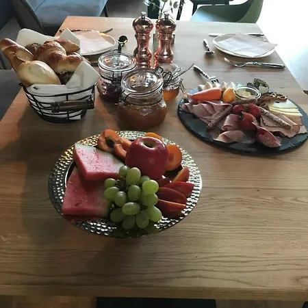 Gaestehaus & Cafe Leeze באד דירקהיים