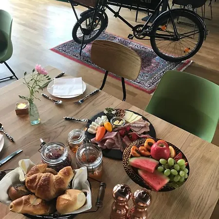 فندق Gaestehaus & Cafe Leeze