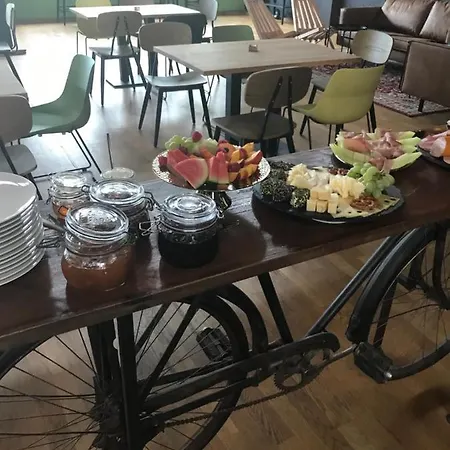 Gaestehaus & Cafe Leeze فندق