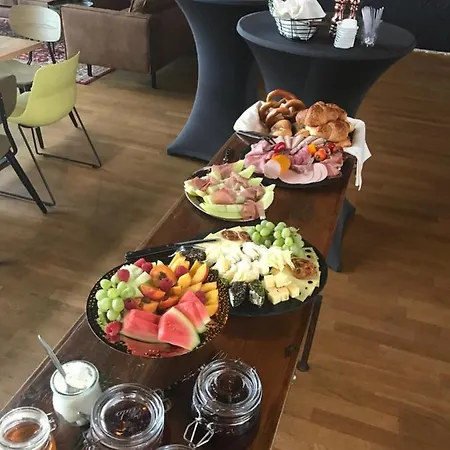 Gaestehaus & Cafe Leeze