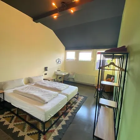 Gaestehaus & Cafe Leeze מלון 3*