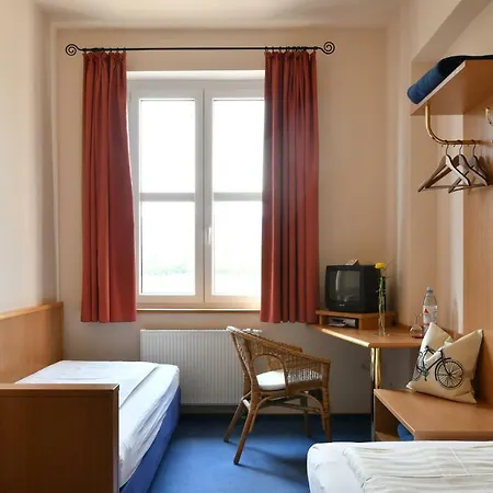 Hotell Gaestehaus & Cafe Leeze