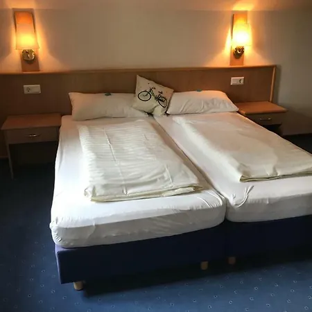 Gaestehaus & Cafe Leeze 3*