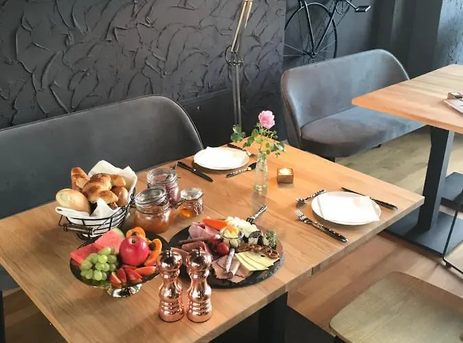 Gaestehaus & Cafe Leeze מלון באד דירקהיים