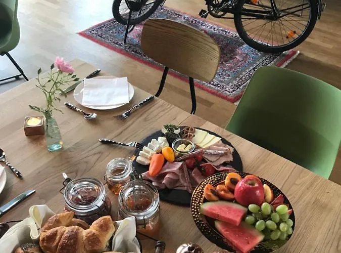 מלון Gaestehaus & Cafe Leeze