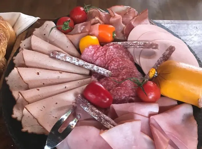 Gaestehaus & Cafe Leeze