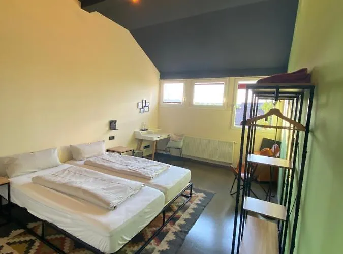 Gaestehaus & Cafe Leeze מלון 3*