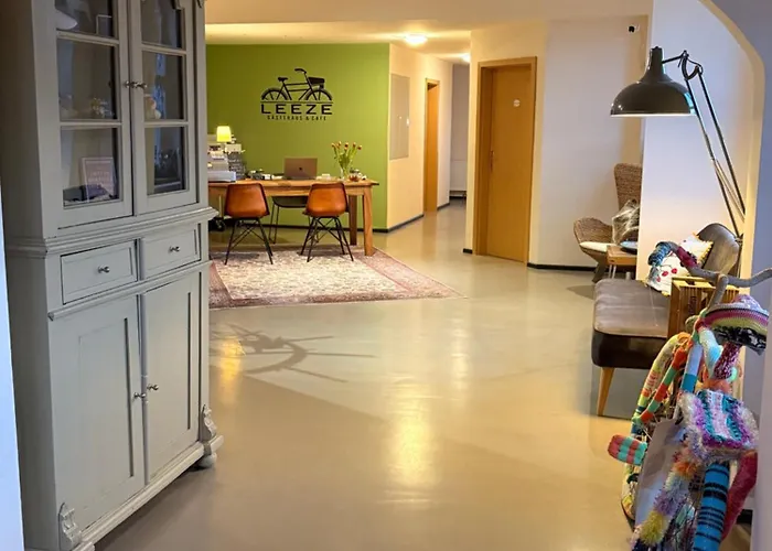 Gaestehaus & Cafe Leeze 호텔 3*