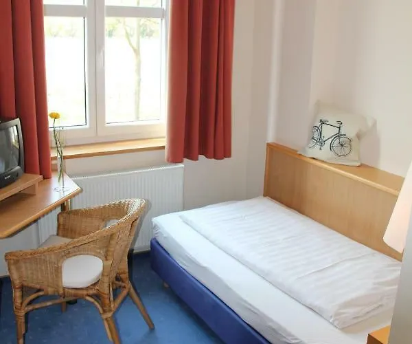 Hotel Gaestehaus & Cafe Leeze 3*