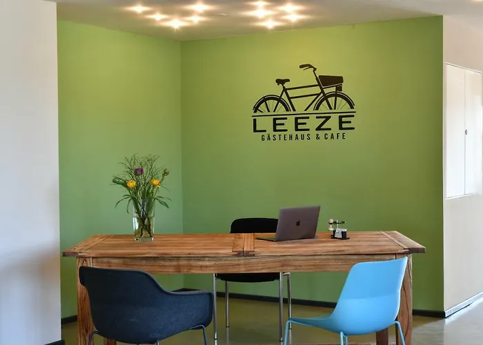 מלון Gaestehaus & Cafe Leeze באד דירקהיים