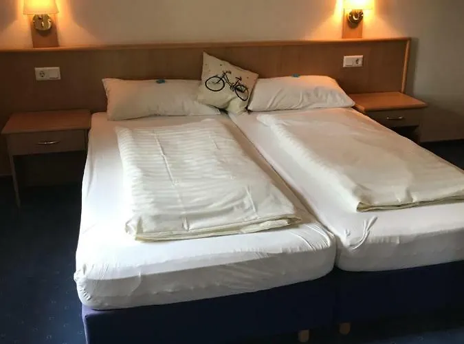 Gaestehaus & Cafe Leeze 3*