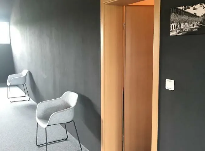 Gaestehaus & Cafe Leeze מלון