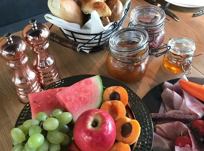 מלון Gaestehaus & Cafe Leeze